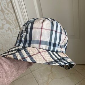 Burberry bucket hat